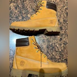Women’s timberland boots size 8.5 hardly worn